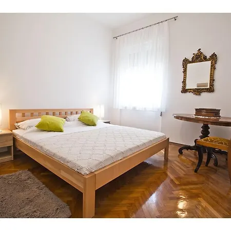 Apartment Grand Split Exterior photo